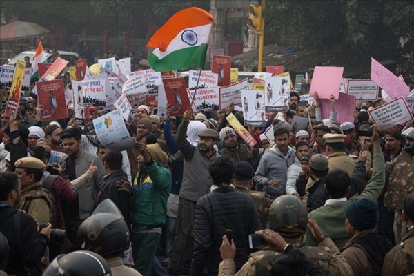 Hindistan'da Müslüman göçmenlerin aleyhine değiştirilen yasaya karşı gösteriler sürüyor