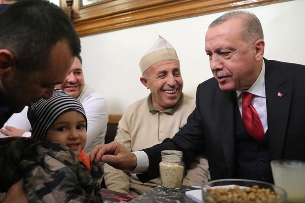 Erdoğan vatandaşlarla boza içti