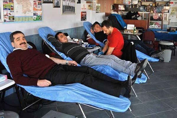 Kahvehanesinde düzenlediği kampanyalarla 800 kişinin kan vermesini sağladı