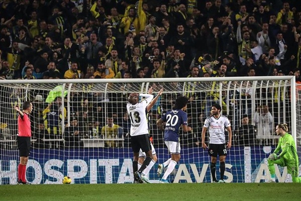 Yılın son derbisinin galibi Fenerbahçe oldu