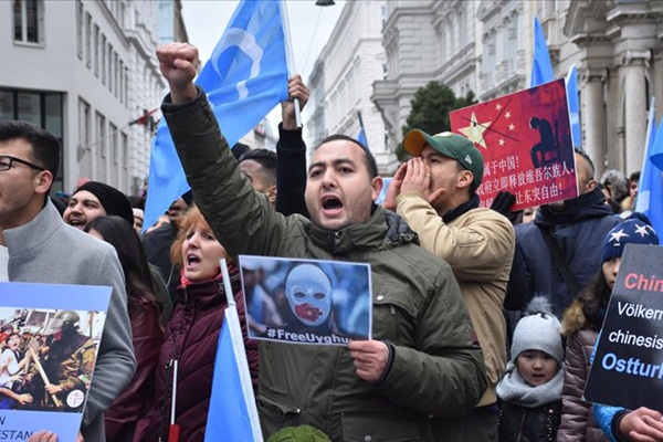 Avusturya'da Çin'in Uygur Türklerine yönelik hak ihlallerine protesto