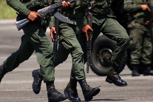 Venezuela'da askeri birliğe silahlı saldırı