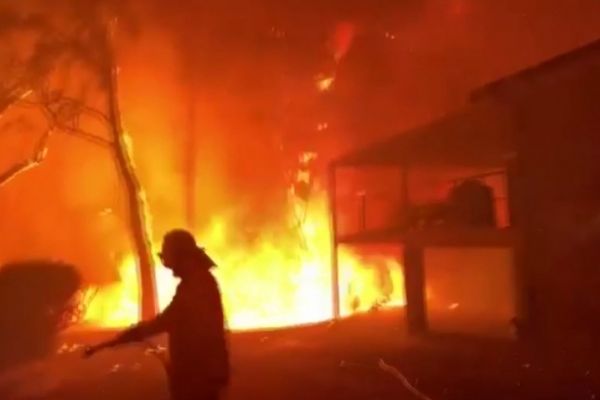 Avustralya'da bir aydan fazla süredir devam eden yangınlar yerleşim yerlerini tehdit etmeye devam ediyor