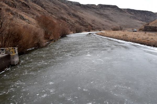 Doğu'da soğuk hava çay ve şelaleleri dondurdu
