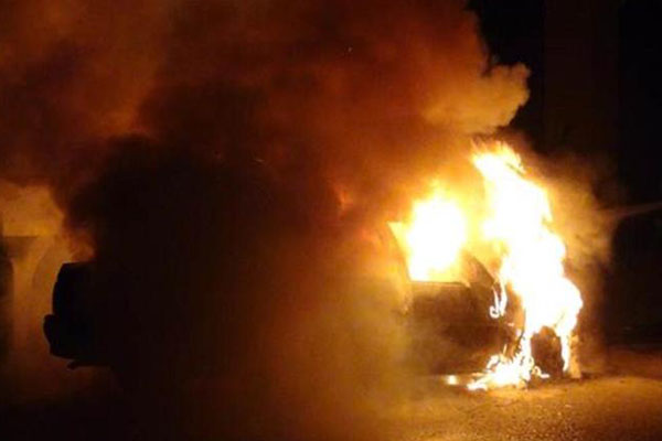 Selanik'te, Türk diplomatın aracı ateşe verildi