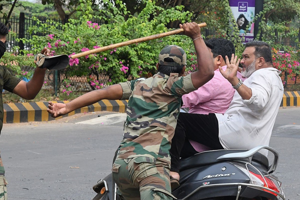 Hindistan'daki gösterilerde 23 kişi öldürüldü