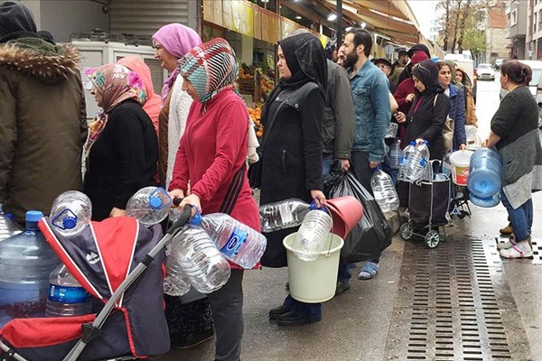 İzmir'de yağmur altında su kuyruğu