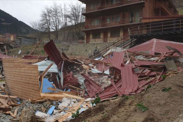 Uzungöl'de 65 kaçak binadan 14'ünün yıkımı tamamlandı
