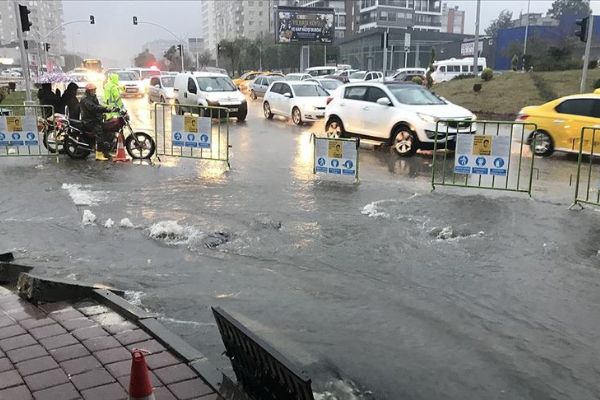 Adana'da 4 merkez ilçede sağanak nedeniyle eğitime ara verildi