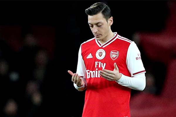 Mesut Özil'den, 'Türkiye'nin Mühendis Kızları' projesine destek