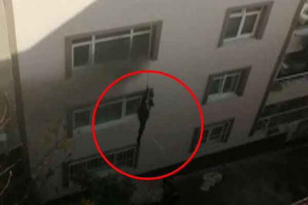 Hamile kadın yangından komşularının sarkıttığı iple kurtuldu
