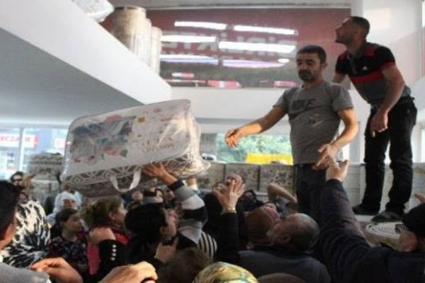 Antalya'da ucuz yorgan ve battaniye izdihamı