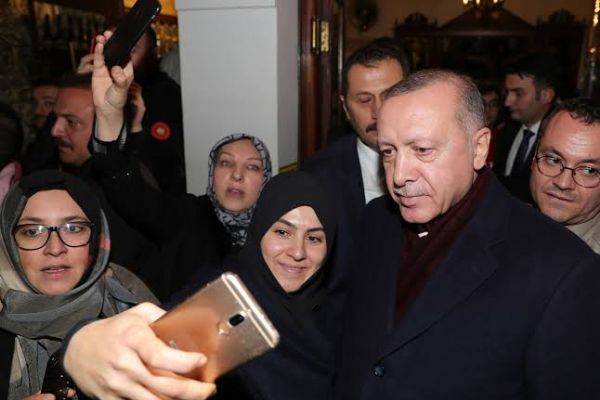 Cumhurbaşkanı Erdoğan vatandaşlarla boza içti