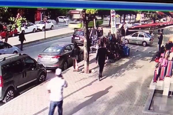 Otomobilde yanında oturan kadını ağzından bıçakladı