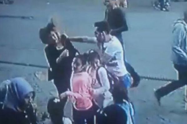 Sokak ortasında kadını döven kişiye dayak