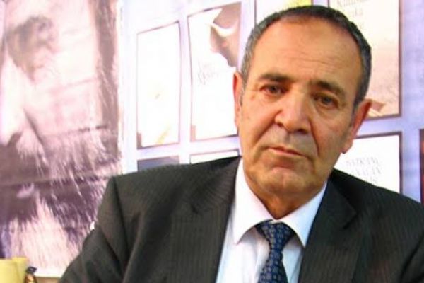 Türkiye’nin tek tarih filozofu Şahin Uçar’ın, kitapları kadar kûfî çalışmaları da dikkat çekiyor