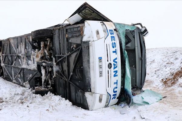Kayseri'de yolcu otobüsünün devrilmesi sonucu 23 kişi yaralandı