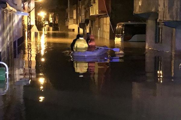 Adana'da sağanak nedeniyle evlerinde mahsur kalanlar botla kurtarıldı