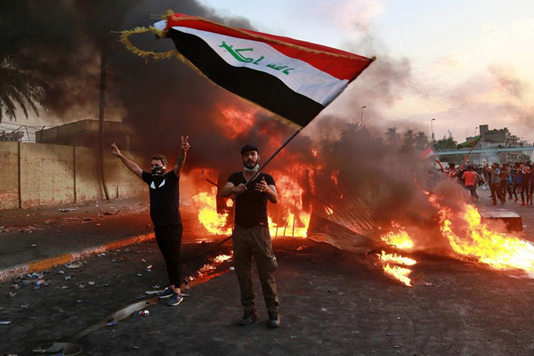 Irak'ta göstericiler Şii partilere ait büroları ateşe verdi
