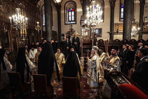 Yunanistan Dışişleri Bakanı İstanbul'da Noel ayinine katıldı
