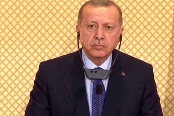 Burnuna kötü koku gelen Erdoğan salondakileri uyardı