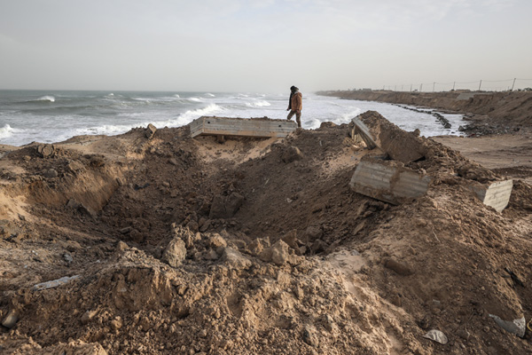 İsrail Gazze'yi vurdu