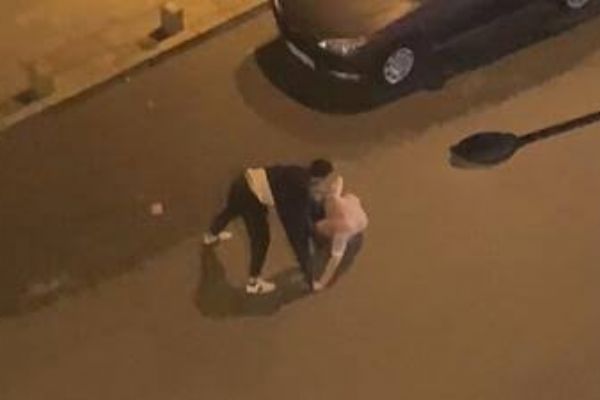 Sürücülerin yol ortasında kavgası kameraya yansıdı