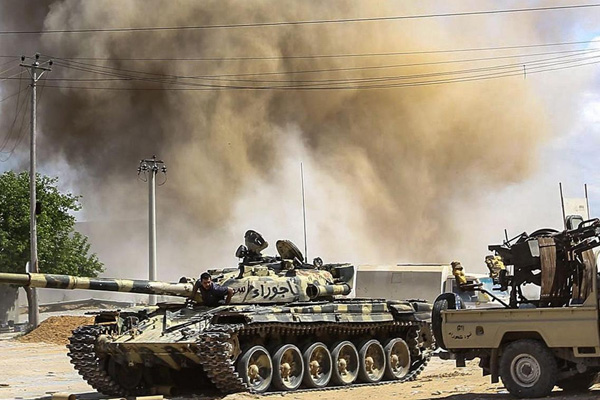 Hafter güçlerinden petrol kompleksine bombardıman