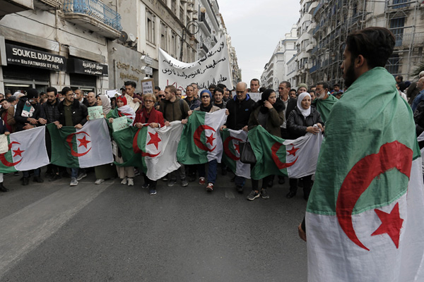 Cezayir'de halk sokaklara indi: ''Yönetim sisteminde köklü değişiklik'' isteği