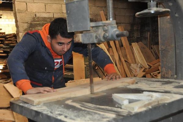 Marangoz dükkanında çalışan otizmli genç azmiyle örnek oluyor