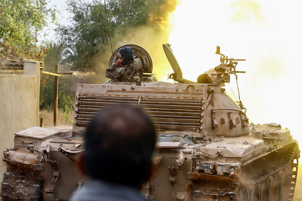 Hafter güçlerinin saldırıları sürüyor: Mühendislik enstitüsü bombalandı