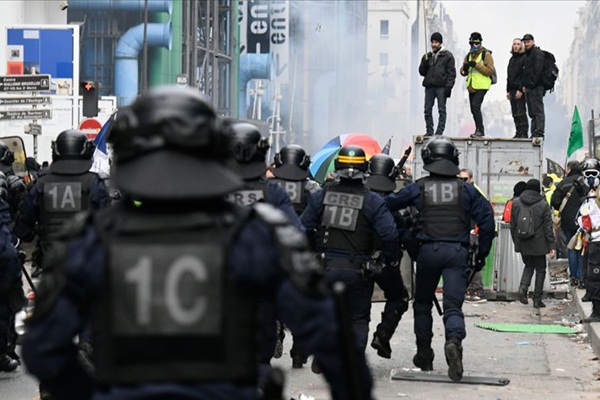 Fransa'da Macron karşıtları sokaklarda