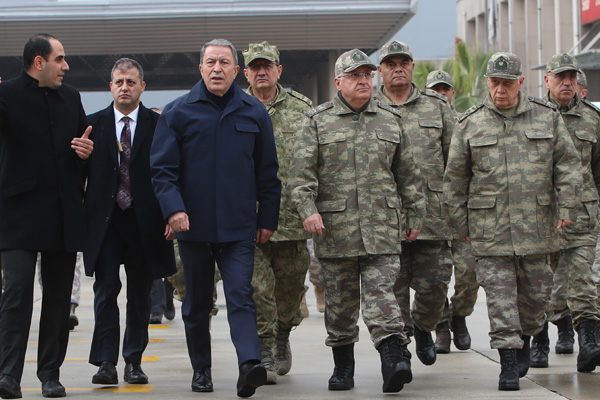 Bakan Akar Suriye sınırında: İdlib’deki gözlem noktasını kapatmayacağız