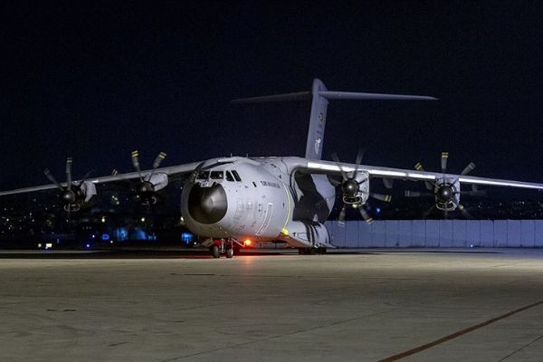 Somali'deki terör saldırısında hayatını kaybeden 2 Türk'ün cenazesi ile 16 yaralı Türkiye'ye getirildi