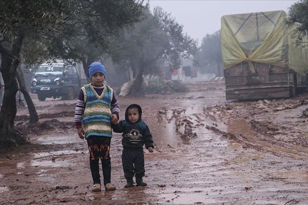 İdlib'den kaçan Suriyeliler, zorlu kış şartlarında yaşam mücadelesi veriyor