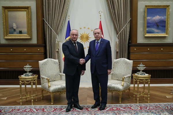 Erdoğan: Moldova'daki FETÖ okullarının Türkiye Maarif Vakfı'na devredilmesini bekliyoruz