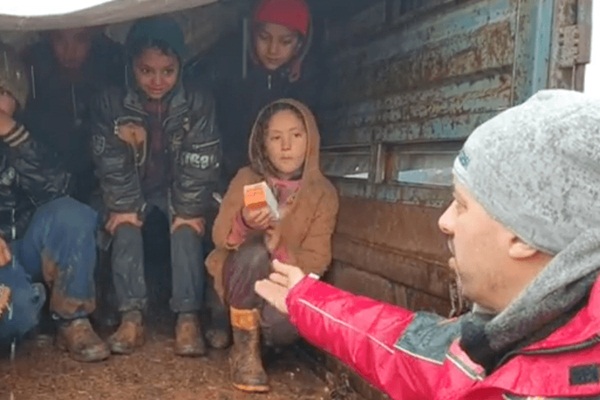Yoğun saldırılar sonrası İdlib'den kaçan Suriyelilerin perişan hali