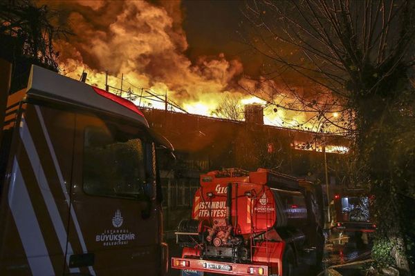 Zeytinburnu'nda iki tekstil fabrikası yandı