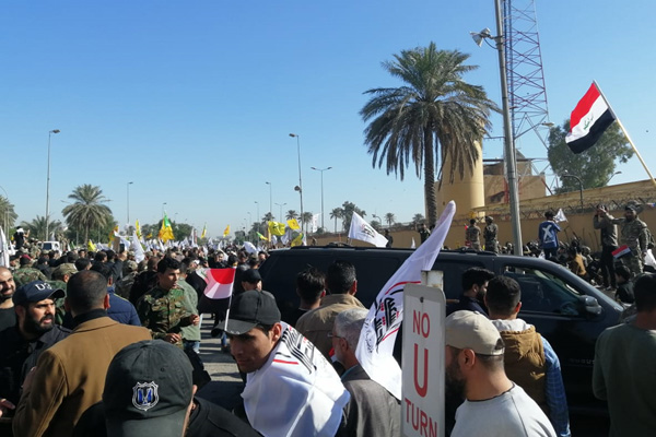 Irak'ta gergin anlar: Haşdi Şabi destekçileri ABD elçiliğine girdi!