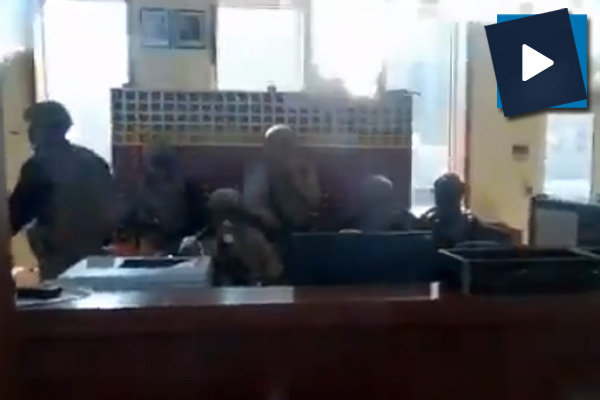 Irak'ta gergin anlar: Haşdi Şabi destekçileri ABD elçiliğine girmeye çalıştı