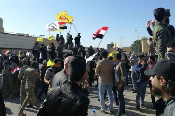 Iraklı protestocular, ABD'nin Bağdat Büyükelçiliği binasının duvarını ateşe verdi