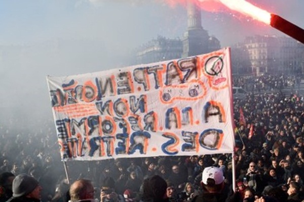 Fransa yeni yılı 'Macron istifa' diyerek karşılıyor