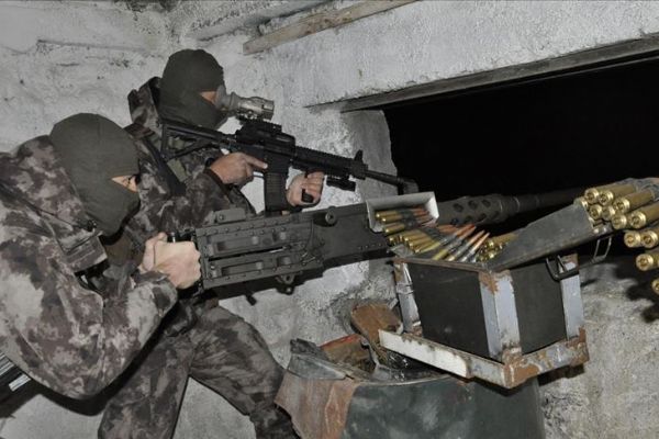 Güvenlik güçleri  yeni yılı 'elleri tetikte' karşıladı