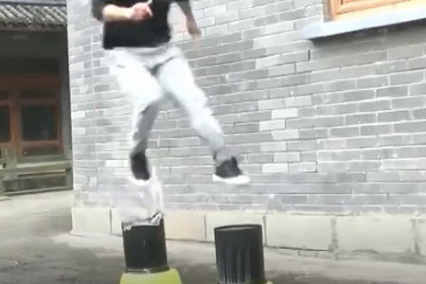 Yer çekimine meydan okuyan Kung Fu ustası