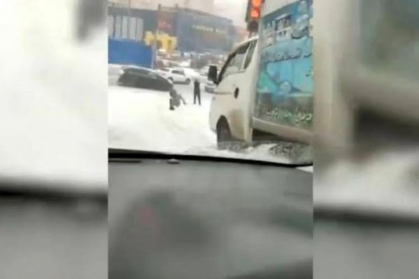 Ayağı kayan kadını kamyon altında kalmaktan son anda kurtardı