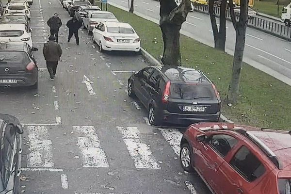 Şişlide ağaçlar yoldaki insanların üzerine devrildi