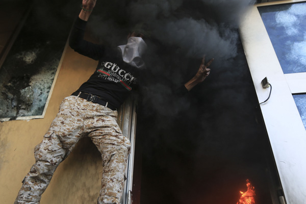 Haşdi Şabi'den büyükelçilik önündeki göstericilere çağrı