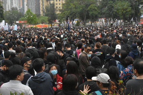 Hong Kong'da yeni yılın ilk protestolarına 1 milyonun üzerinde kişi katıldı