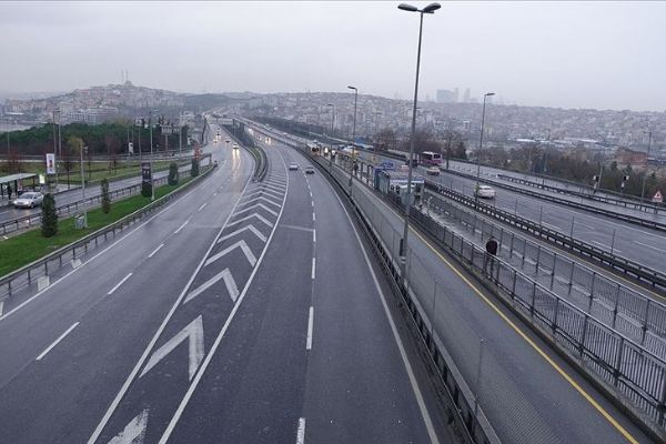 Yılın ilk günü İstanbul’da yollar boş kaldı