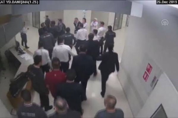 Adana'da hastanede ortalık karıştı! Bıçakla saldırdı